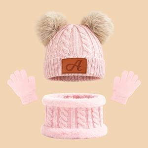 TEMU 3피스 여아 선물 세트: 1개 니트 모자 (레트로 알파벳 가죽 패치 & 더블 폼폼) + 1개 안감 스카프 + 1쌍 니트 장갑, 편안하고 따뜻한 겨울 방한 세트, 휴일, 생일 선물 및 일상 학교/야외 활동에 완벽, 휴일 선물,스타일리시 니트웨어,내구성 있는 스티칭,폼폼 모자