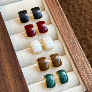 TEMU 여성용 레트로 멀티컬러 스퀘어 귀걸이 세트 5쌍 - 골드톤 후프 & 스터드 (블랙, 화이트, 브라운, 그린, 레드) | 우아한 레이어드 선물 박스, 일상 및 특별한 날에 어울리는 다용도 착용 (도금 없음)