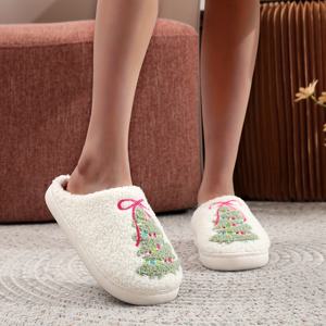 TEMU 화이트 크리스마스 플러시 슬리퍼 한 켤레 - 컬러풀 리본과 크리스마스 트리 자수, 따뜻하고 편안한 겨울 실내화, 남녀공용 슬립온 디자인과 미끄럼 방지 텍스처, 귀엽고 우아한 자수 슬리퍼, 가족을 위한 따뜻한 휴일 선물
