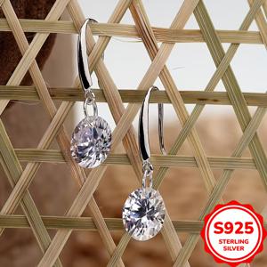 TEMU 1쌍의 실버 합성 지르코니아 귀걸이, 스털링 실버, 별빛처럼 반짝이는 라운드 합성 지르코니아, 로맨스와 빛을 상징하는 우아한 라이트 럭셔리 스타일, 데일리 커뮤트, 데이트, 저녁 식사 등에 적합, 데이, 크리스마스, 니치하고 정교한 선물, 의상의 세련미를 높이고, 매력적인 분위기를 쉽게 연출