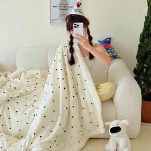 TEMU 1개, 한국 스타일 여아용 밀크 램프리스 담요, 물방울 무늬, 두꺼운 소재, 1인용 커버에 적합, 1인용 침대 겨울 전신 담요, 부드럽고 밝은 색상의 양털, 다양한 사이즈 제공. 따뜻한 가을 및 겨울 침구