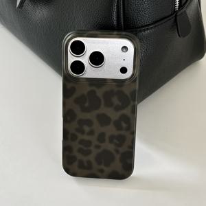 TEMU 빈티지 회색-갈색 프린트가 특징인 매트 소프트 커버 케이스. 17 Pro Max 및 기타 다양한 아이폰에 적합하게 디자인되었습니다.