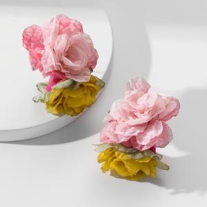 TEMU 우아한 스타일 핑크 로즈 꽃 호이퍼 귀걸이, 폴리에스터 레진 인레이, 스테인레스 스틸 귀개, 피어싱 없음으로 귀를 안전하게 보호합니다.