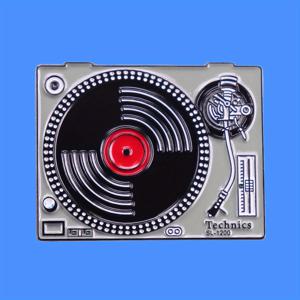 TEMU 1개 빈티지 턴테이블 브로치 핀 - 조절 가능한 사운드 노브가 있는 레트로 바이닐 레코드 플레이어 디자인, 재킷/가방/모자용 고품질 메탈 액세서리 - 음악 애호가 및 레트로 매니아를 위한 창의적인 선물, 복잡한 디자인이 돋보이는 레트로 열정 가꾸기 액세서리