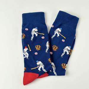 TEMU 남성용 트렌디한 야구 테마 양말 - 편안한 중간 발목, 폴리에스터 블렌드, 니트 소재, 야구용품으로 적절한 배트, 공, 장갑 디자인, 빨간색과 흰색 액센트, 야구 팬들을 위한 완벽한 야구 액세서리 | 트렌디한 양말 | 니트 텍스처