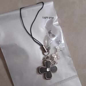 TEMU 1pc 독특한 펜던트 폰 체인 - 우아한 흰색 꽃 디자인과 녹색 잎, 내구성 있는 티타늄 합금, 폰과 액세서리를 개인화하는 데 완벽합니다, 폰 차밍