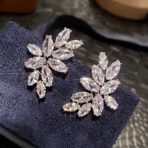 TEMU 여성을 위한 우아한 반짝이는 풀 플레이트 합성 지르코니아 잎 귀걸이, 결혼식, 휴일 및 일상 착용에 완벽, 구리 포스트와 화이트 골든 플레팅이 있는 반짝이는 디자인, 데이 및 모든 계절에 적합, 귀여운 귀걸이