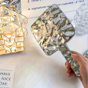 TEMU 사각 핸들 뷰티 미러, 물결 디자인 휴대용 거울, 친구를 위한 선물, 학생용 휴대용 거울, 화장품 거울 선물, 작은 은색 거울, 커플 포켓 미러, 자매를 위한 선물, 동급생을 위한 선물, 생일 선물, 졸업 선물, 크리스마스 선물, 발렌타인데이 선물, 할로윈 선물, 어머니날 선물, 추수감사절 선물, 새해 선물, 뷰티 도구, 양면 메이크업 미러