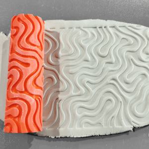 TEMU 스와일 텍스처 롤링 핀 - 레드-오렌지 & 그레이 스월 패턴, 폴리머 클레이, 주얼리 만들기, 스크랩북킹, 캔들 및 비누 공예용 - 커팅 머신 호환 가능 - 정밀한 스탬프 인상에 적합한 내구성 있는 플라스틱 롤러 - 초보자 및 전문가용, 추상적인 패턴, 견고한 구조, DIY 애호가를 위한 스크랩북 용품