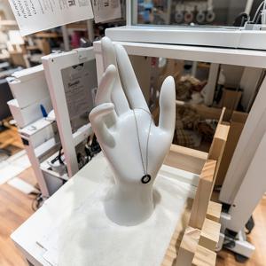 TEMU 1개 우아한 손 모양 주얼리 진열대, 골드 포인트 - 블랙 플라스틱 인형 손, 인조 모피 받침대, 튼튼한 탁상형 디자인 (반지, 팔찌, 주얼리 타워용), 키링 거치대, 귀걸이 보관함, 목걸이거치대, 반지 진열대, 악세사리 보관, 주얼리 걸이