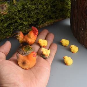 TEMU 7개 리얼한 닭 가족 모형 조각상 - 표현적인 눈, 실제 같은 포즈 & 다이나믹한 날개 움직임을 갖춘 레진 미니어처 정원 장식, 집, 사무실 책상에 완벽한 휴일 선물