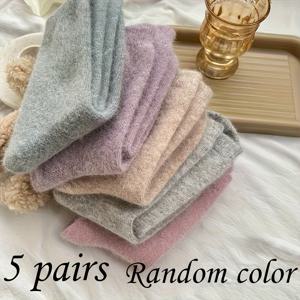 TEMU 가을 겨울용 여성 양말 5켤레, 중목 두꺼운 보온 솔리드 컬러 심플 디자인, 출퇴근용 다용도! 따뜻하고 부드러운 가을 겨울 양말, 출퇴근 필수품,겨울의 따뜻함, 디자인,클래식 스타일,두꺼운 소재,부드러운 원단,따뜻한 양말,니트 양말,여성 패션,일상 필수품