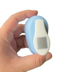 TEMU 우아한 플로럴 엠보싱 도구 - 수동 공예 펀치, 섬세한 꽃무늬 디자인, 내구성 있는 플라스틱 핸드 엠보서, 스크랩북킹, 저널링, 카드 만들기, 스크랩북킹 용품에 적합, 종이 공예,DIY 공예,장식용 펀치,정교한 패턴,경량 엠보서,스크랩북 애호가들,DIY 취미 애호가들