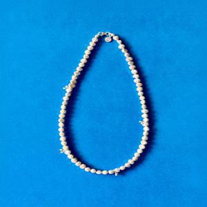 [이모티브] [카렌실버] 그레이 리본 펄 목걸이