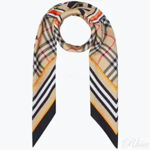 버버리 몽타주 프린트 실크 스퀘어 스카프 8053182