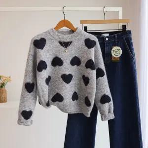 [잇수다] 홀리쿤 하트 부클 자수 루즈핏 라운드 니트