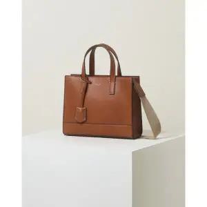 갤러리아 [헤지스ACC] HJBA5F890W3 브라운 로고배색 가죽 토트백