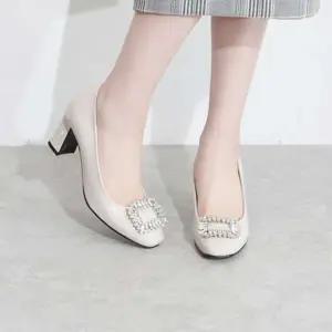 ONM 큐빅 스퀘어 장식 포인트 유광 재질 여성 펌프스힐