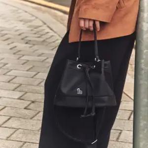 헤지스 액세서리 25FW [생활방수][완판재입고] 아이코닉 블랙 나일론 버킷백 HJBA5FE25BK