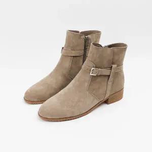 [롯데백화점]신난다슈 여성 앵클부츠 3cm 여자 숏 앵글 부츠 스웨이드 벨트 발편한 통굽 BS25108 카키
