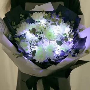 국화 조화 꽃다발 LED 킹덤 60cm 인테리어 꽃선물 장식 기념일 졸업식 조명 발표회 학예회