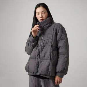 [플리츠미](대구신세계)스퀘어 퀼팅 밴드 카라 다운 자켓_EDJKW224028