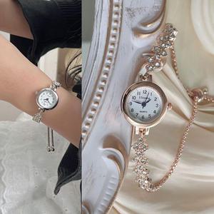 유먼 큐빅 포인트 여성스러운 손목시계