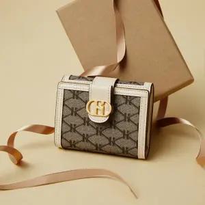 [헤지스](광주신세계)[헤리아토] H장식 아이보리 시그니처 패턴 가죽 반지갑 HIWA5E876IV