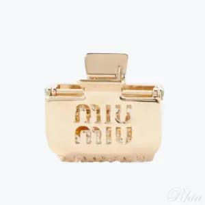 25SS 미우미우 로고 메탈 클로 헤어 클립 5IF142 2DTU F0056