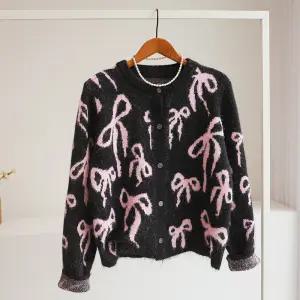 [잇수다] 몬델시 리본 패턴 루즈핏 라운드 니트 가디건