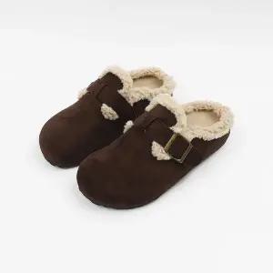 [신난다슈]여성 털 슬리퍼 2cm 여자 털 뮬 블로퍼 따뜻한 기모 뽀글이 퍼 버클 스웨이드 MH255593 브라운