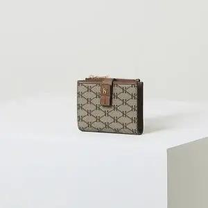 [헤지스](광주신세계)[HAZZYS ACC] 브라운 로고패턴 가죽 반지갑 HIWA4E885W2