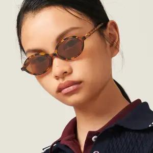 [쇼핑백 포함] 미우미우 선글라스 SMU04Z 19P 2Z1 리가드 안경 틴트 로고 뿔테 레오파드