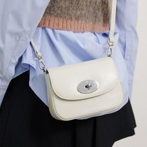 [몽삭] 카밀 소가죽 턴락 크로스백 아이보리 AL18-2470-IV