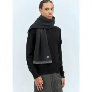 콤파스 로고 패치 울 머플러 8115N06C5 V0M65 그레이