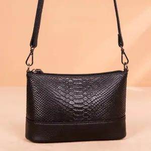 시제믹 소가죽 숄더백 a02404