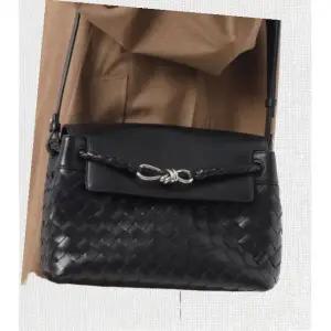 [다이나핏]BOTTEGA VENETA 25 스몰 안디아모 메신저백 815781 V2HLD 1208 712491