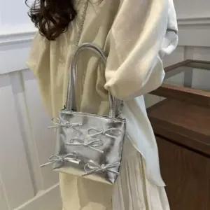 당일 발레코어 스퀘어 실버 리본 크로스백 여성 은색 가방 은색가방 크로스백 리본 미니
