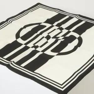 [헤지스](대구신세계)[스테디셀러][SILK100%] 블랙앤화이트 H20 사각 실크 스카프 HISC5F701BK