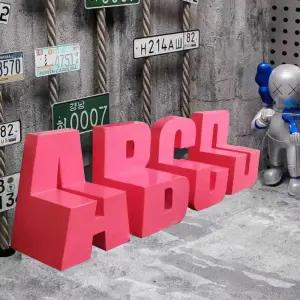 카페 식당 야외 포토존 벤치 의자 대형 입체 로고 간판 조형물 장식 알파벳 이니셜 리조트