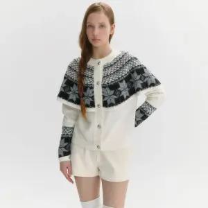 마리끌레르 12/9 순차스노우 노르딕 울 블렌드 케이프 가디건(MAFDKC18MIV)