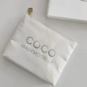 샤넬 뷰티 코코마드모아젤 스팽글파우치/샤넬 뷰티 쇼핑백포장