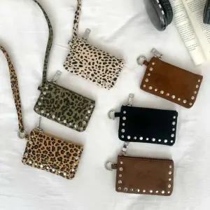 슬림 스웨이드 스터드 호피 레오파드 목걸이 카드지갑
