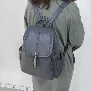 중년 직장 여성 백팩 출근 외출 여행 가방