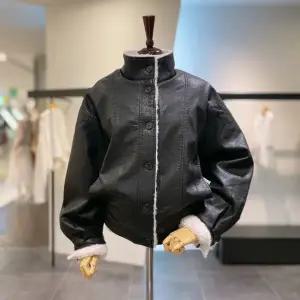 [대구백화점] [러브앤쇼]에코 레더 무스탕 점퍼(GCFLGJP01)