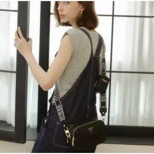 [롯데백화점]게스 라토나2_LATONA II 카메라 크로스바디백(HP2A3A35)