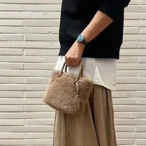 [헤지스](대구신세계)[인기급상승][SAVER] 브라운 페이크퍼 퍼피 로고 토트겸 숄더백 S HIBA5FE19W2