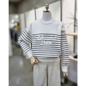 [갤러리아] ABFZ[2컬러]넥라운드 레터링 단가라니트(ABA1HW37)