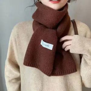 여성 겨울 코트 패딩 자켓 코디 아이템 짧은 머플러