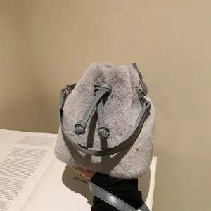 [다잇템] 여자 복조리 소프트퍼 핸들 볼체인 홀리데이 크로스백